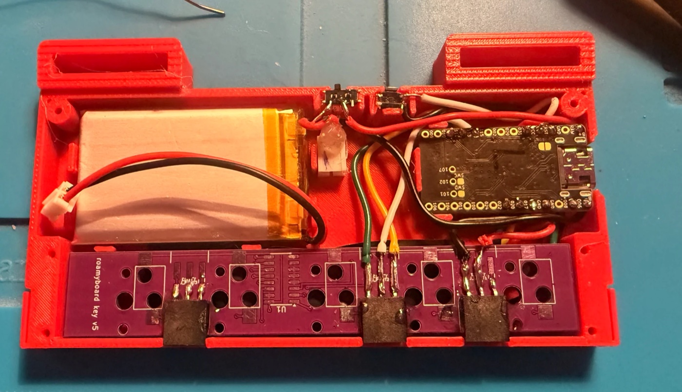 An open MCU module: battery, power switch, reset button, nice!nano and the socket board